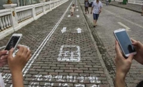 Canal peatonal para teléfonos adictos