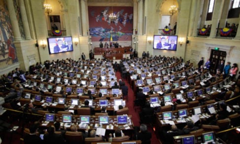 Critican jep en senado colombiano