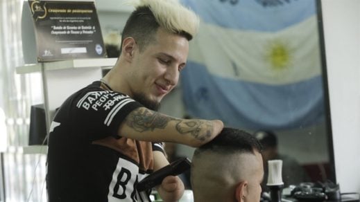 Persistencia: Discapacidad motora no impide a joven argentino cumplir su sueño de ser barbero