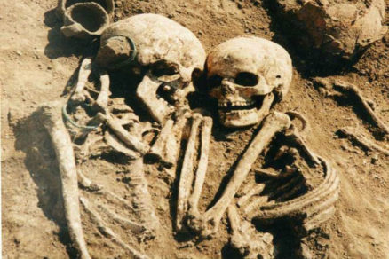 (+ Fotos) Descubren a una pareja de hace 3.000 años que fue sepultada abrazada