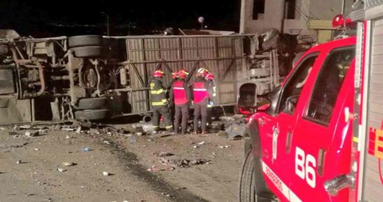 choque de autobus en Ecuador mata a 24 personas