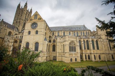 exhiben biblia en la biblioteca Canterbury