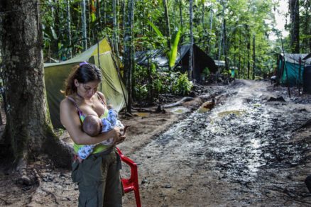 Fotógrafa que retrató a ex guerrilleras FARC visita Chile e inaugura muestra en MAC