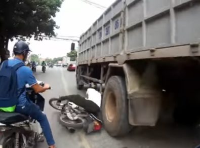 motorizado casi muere pisado por un camión