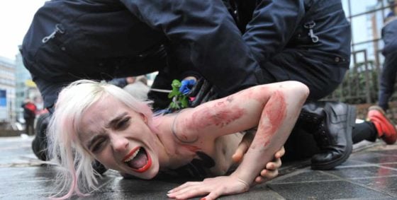 (Foto) Activistas de Femen protestan por el maltrato a migrantes en Bélgica