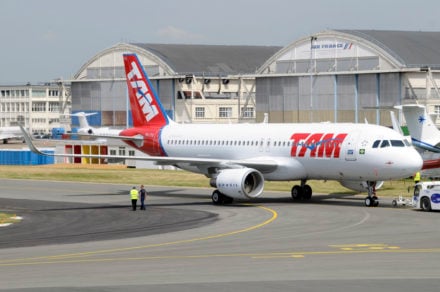 (+Video) Avión de Latam pierde el control al soltarse de un remolque y va a parar a unos árboles