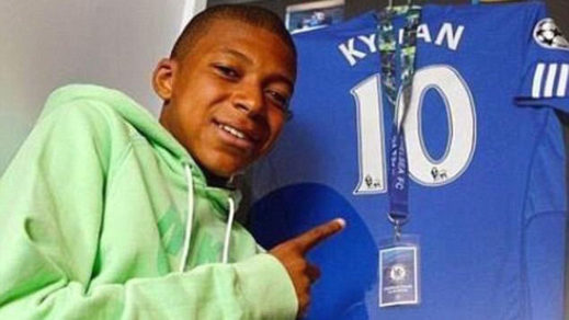 Mbappé posa con camiseta del Chelsea