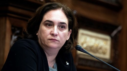 Ada Colau denunció que una multinacional le ofreció culminar "fácilmente" su carrera universitaria