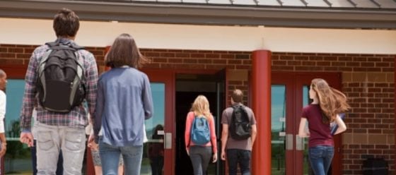 No tiene perdón, profesora Obliga a niña de 11 años a permanecer en clase pese a estar manchada por su primera mestruación