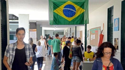 Con la apertura de colegios electorales inician comicios generales en Brasil