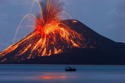 (Video) Erupción del volcán indonesio Krakatoa produce sus propios relámpagos