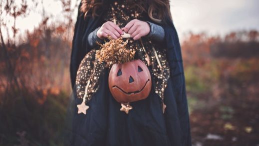 (Fotos) Disfraces, alcohol y ahorcamientos: Escándalo por una fiesta de Halloween en una iglesia