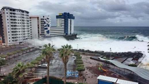 (Vídeos) Pese a que la ola golpeó fuerte a los edificios en Tenerife no hubo daños que lamentar