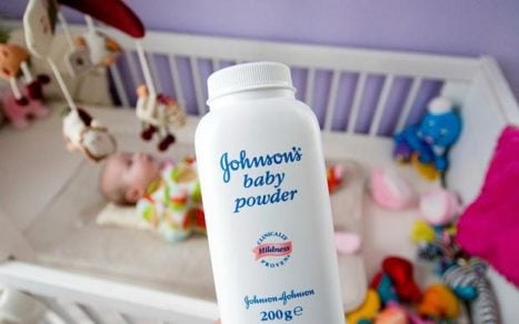 En el ojo del Huracán: Acciones de Johnson & Johnson se hunden en la Bolsa tras revelarse que sus polvos de talco contenían amianto