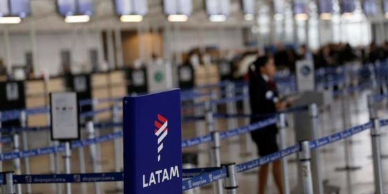 Partió huelga de trabajadores de Latam: Acusan que la empresa «no quiere negociar»