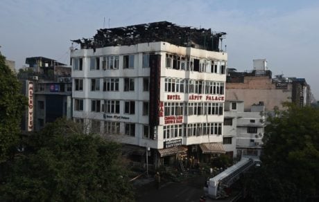 India: Al menos 17 muertos por incendio en un hotel en Nueva Delhi