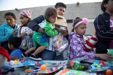 AMLO brinda ayuda humanitaria a 1.700 centroamericanos de la Caravana de Migrantes