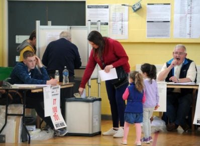 Irlandeses votaron a favor de divorciarse en menos tiempo