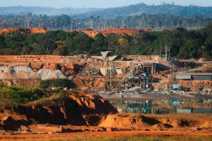 Planes de Bolsonaro en la Amazonia son un peligro para la vida en el planeta