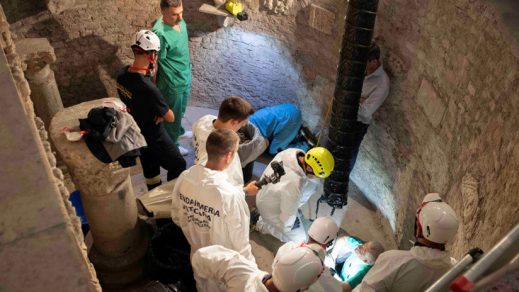 (+Fotos) Terror en el Vaticano: Encuentran miles de huesos en una cripta