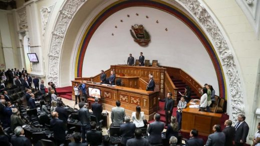 Regresan a su curules diputados oficialistas a la Asamblea Nacional tras acuerdo en mesa de diálogo