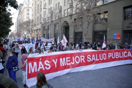 Santiago: Usuarios, gremios y trabajadores marcharon en defensa de la salud pública