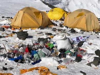 Nepal prohíbe los plásticos de un solo uso en el Everest