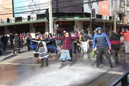 Duras críticas al alcalde de Temuco por ordenanza que impide a hortaliceras mapuche vender sus productos