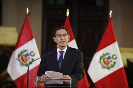 ¡Toma y dame en Perú! Vizcarra disuelve el Congreso y luego lo suspenden del cargo