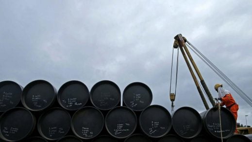 El petróleo se desploma un 30 % por el fracaso del acuerdo de la OPEP y el temor al coronavirus