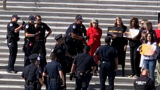 Arrestan a Jane Fonda por protestar contra el cambio climático