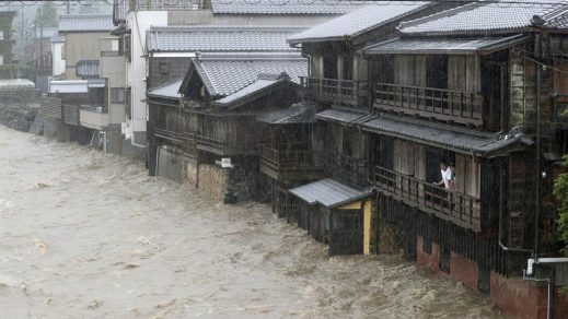 (Video) Con fuertes vientos de 200 km/h, el tifón Hagibis causa estragos en Japón