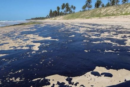 Manchas de petróleo en estado brasileño de Bahía obligan a decretar emergencia