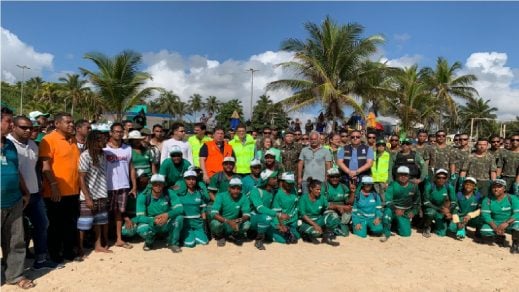 (Video) Militares brasileños se suman a labores de recolección de petróleo en playas al noreste del país