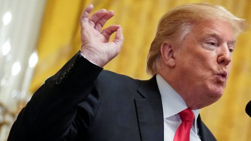 Trump apela nuevamente a la injerencia y firma proyecto de ley que favorece a manifestantes de Hong Kong