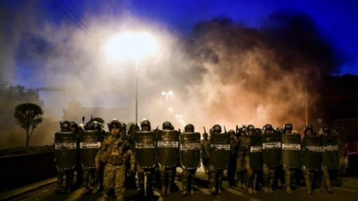 (Video) Cuerpos policiales reprimen con gas a indígenas bolivianos en La Paz