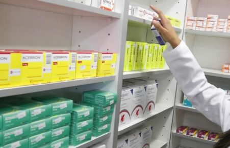 Proyecto que baja el costo de medicamentos para las farmacias comunales avanza en el Congreso