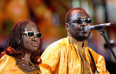 Pareja de cantantes africanos con ceguera da lección de superación al mundo