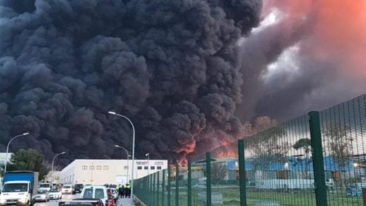 Activan plan de emergencia química en Barcelona por un gran incendio en una planta de reciclaje