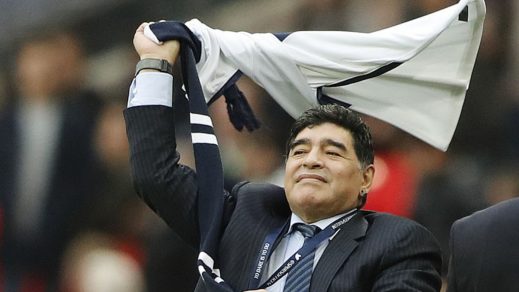 Maradona y la Cruz Roja lanzan campaña para enfrentar la crisis sanitaria en Argentina