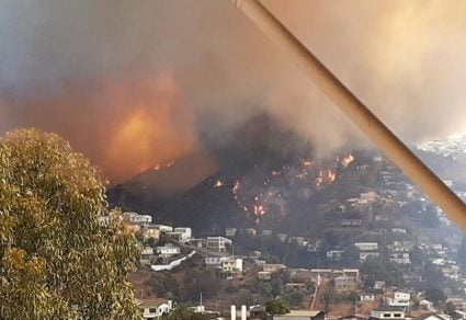 Gobierno confirma intencionalidad en devastador incendio de Valparaíso y anuncia querella