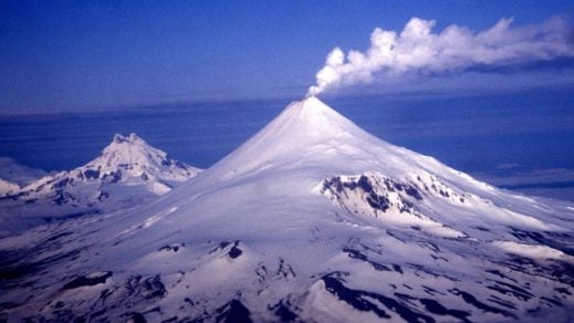 (Fotos) Volcán en Alaska entra en erupción