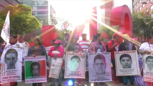 Familiares de caso Ayotzinapa marchan y exigen respuesta