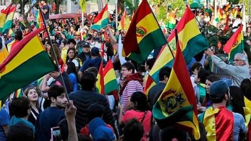 Bolivianos marcharon en Cochabamba contra el gobierno de facto y a favor de la paz