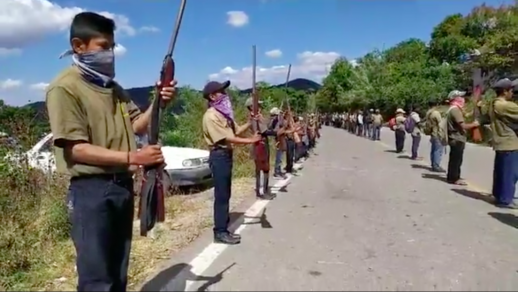 Incorporan a niños a un cuerpo de «policía comunitaria» que les dota de armas en México