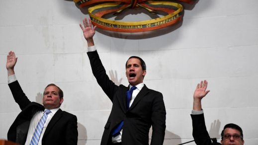 Venezuela: Guaidó violentó sede de la AN para «juramentarse» como «presidente interino»