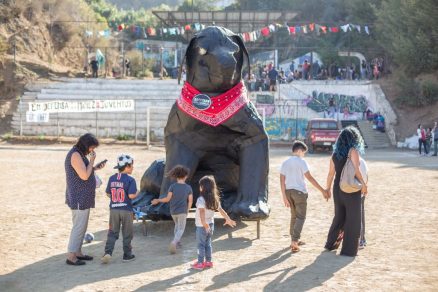 Negro Matapacos causa sensación en el carnaval anti festivalero de Valparaíso