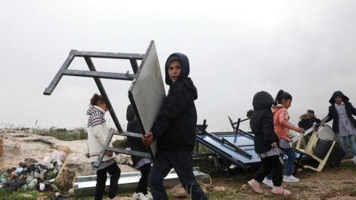 (Fotos) Régimen israelí desaloja a niños y niñas palestinos de sus clases habituales y demuele su escuela