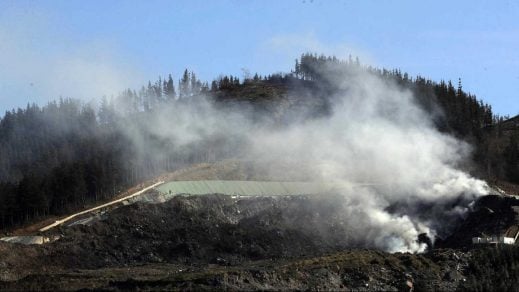 Incendio en vertedero al norte de España pone en peligro a más de 50mil personas