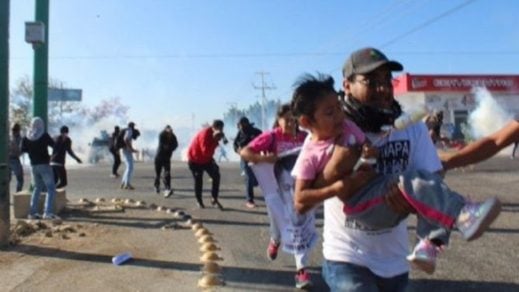 (Video) Policía mexicana reprime manifestación de estudiantes y familiares que claman justicia por los desaparecidos de Ayotzinapa